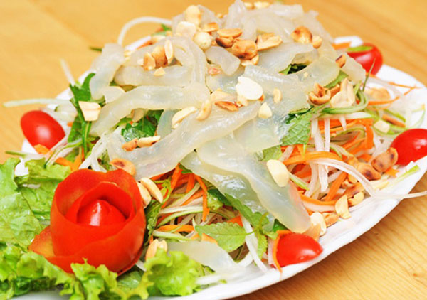 Gỏi sứa hay còn gọi là nộm sứa, đây là một trong những món ăn được rất nhiều người yêu thích khi đến du lịch ở Hải Hòa