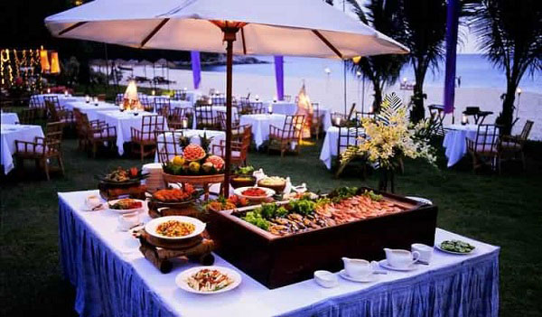 Dừng chân ở Thuận An, du khách ngoài ngắm cảnh biển trong lành thì còn được thưởng thức các loại hải sản tươi sống nơi đây.