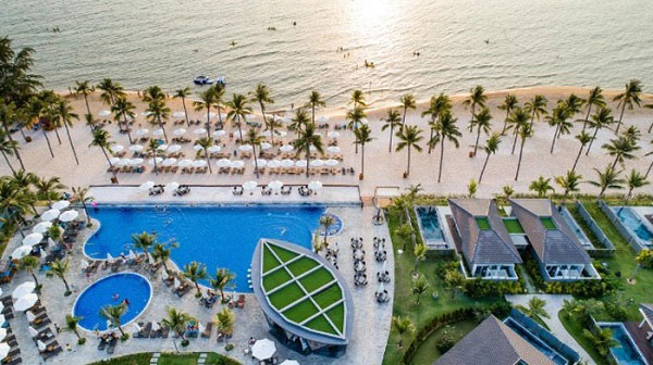 Nếu đã đến Huế, bạn đừng bỏ lỡ cơ hội thăm thú bãi biển Lăng Cô và hãy thưởng thức những món hải sản tươi ngon tại đây
