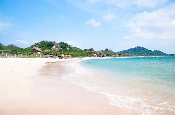 Biển Hải Hòa trong xanh, mát mẻ - điểm du lịch thích hợp dành cho các du khách