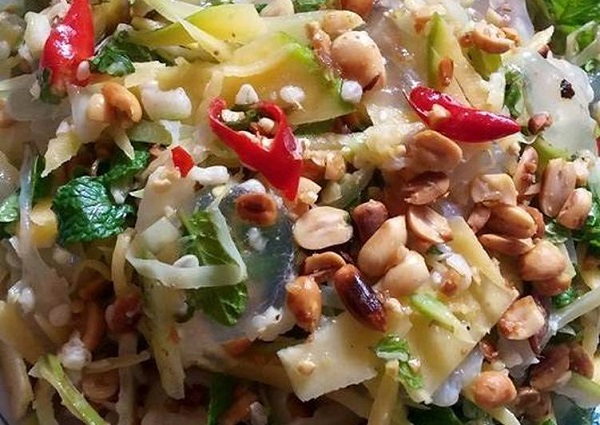 Nộm sứa với lá sung